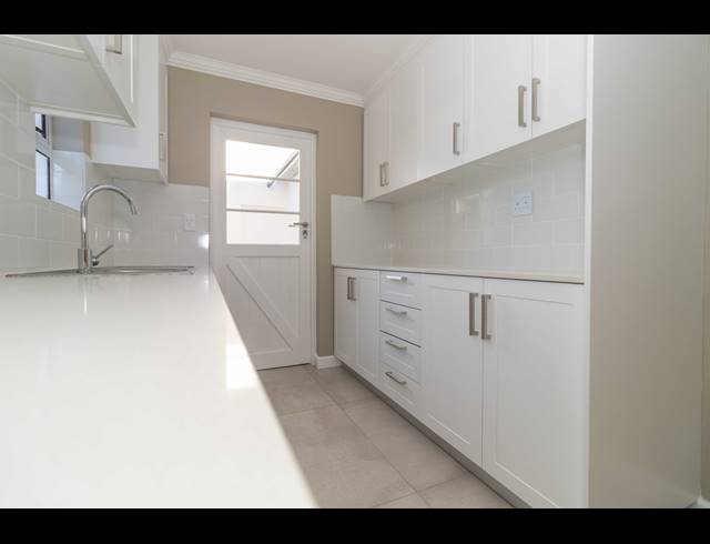 5 BEDROOM HOUSE FOR SALE IN GROTTO BAY